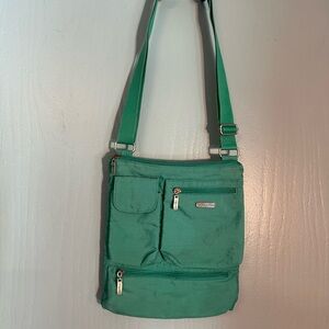 Baggallini medium green crossbody bag, EUC